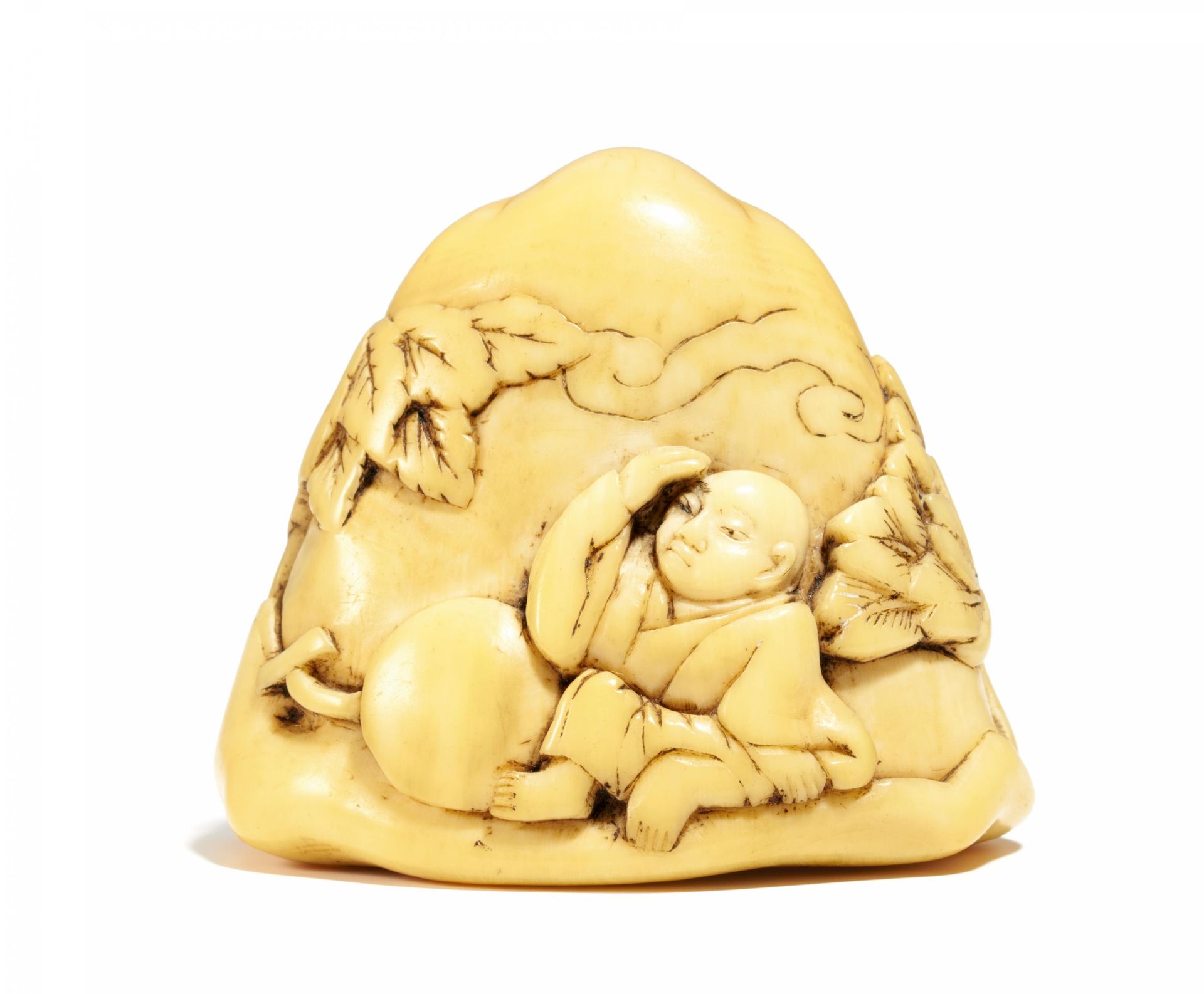 NETSUKE: SAIGYÔ HÔSHI MIT FUJI. Japan. Edo-Zeit. 18. Jh. Maritimes Elfenbein, vermutlich