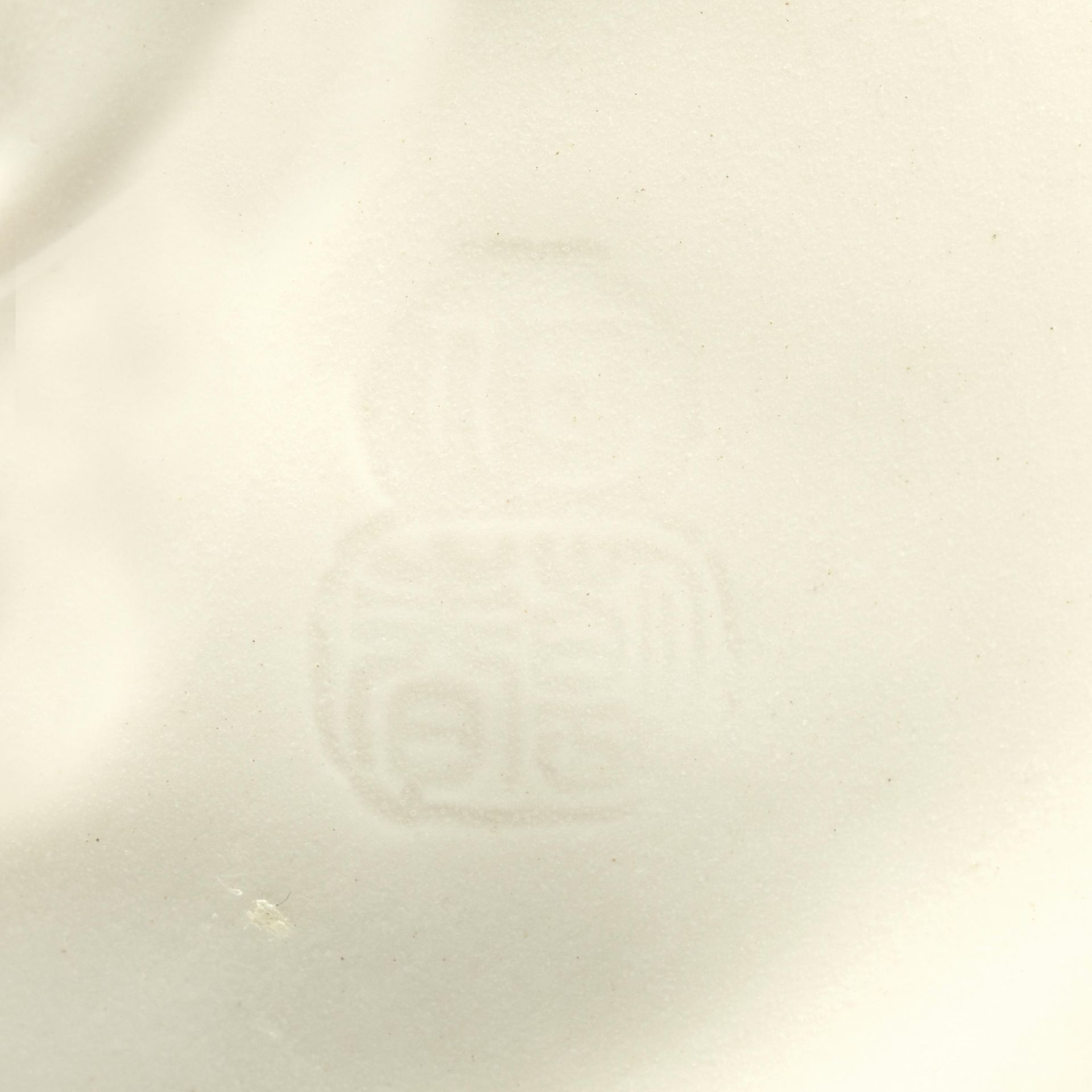 YULAN GUANYIN AUF EINEM FELSENSOCKEL. China. Cremefarbenes Blanc de Chine-Porzellan mit fein - Bild 2 aus 2