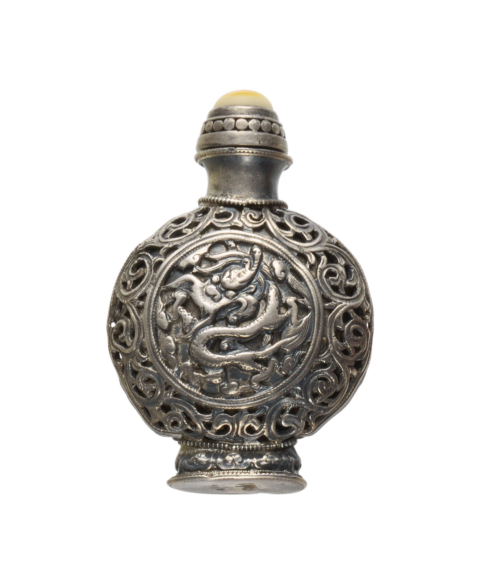 SNUFFBOTTLE MIT DRACHEN. China. Qing-Dynastie. Mitte Qianglong- bis Jiaqing-Periode. 1750-1820.