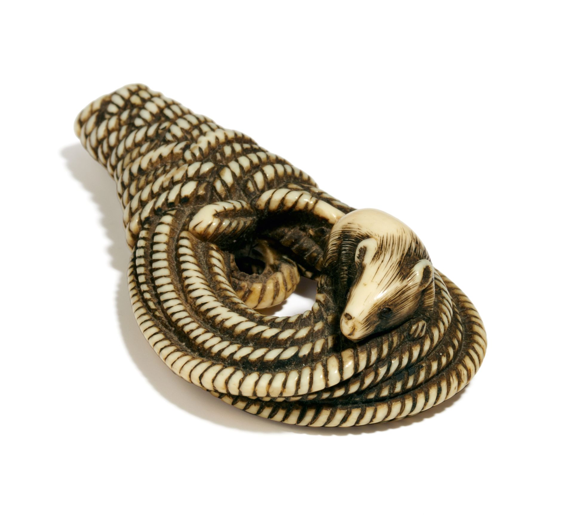 NETSUKE: RATTE AUF EINEM ZUSAMMENGEROLLTEN SEIL SITZEND. Japan. 19. Jh. Elfenbein, Augen eingelegt