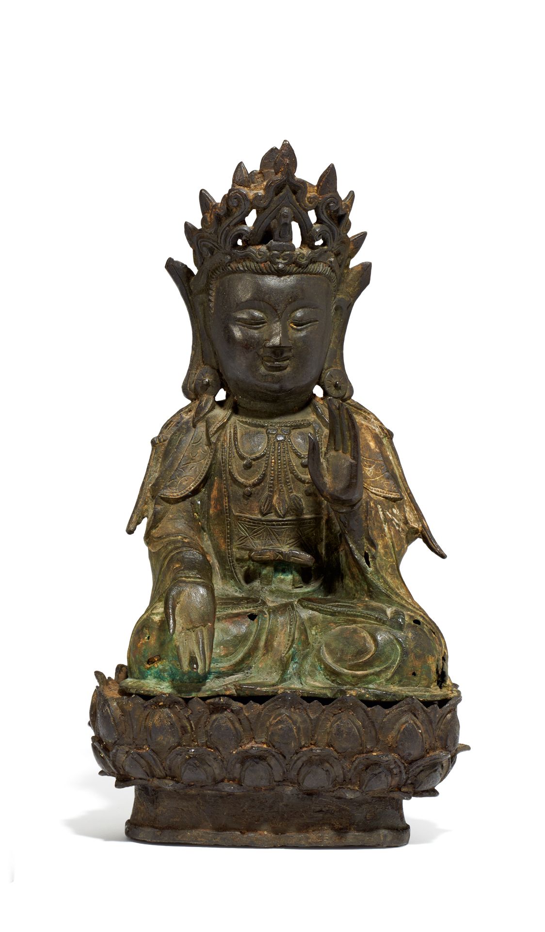 GUANYIN AUF LOTOSSOCKEL. China. 17. Jh. Bronze mit dunkler und teils pudrig grüner Patina. Innen