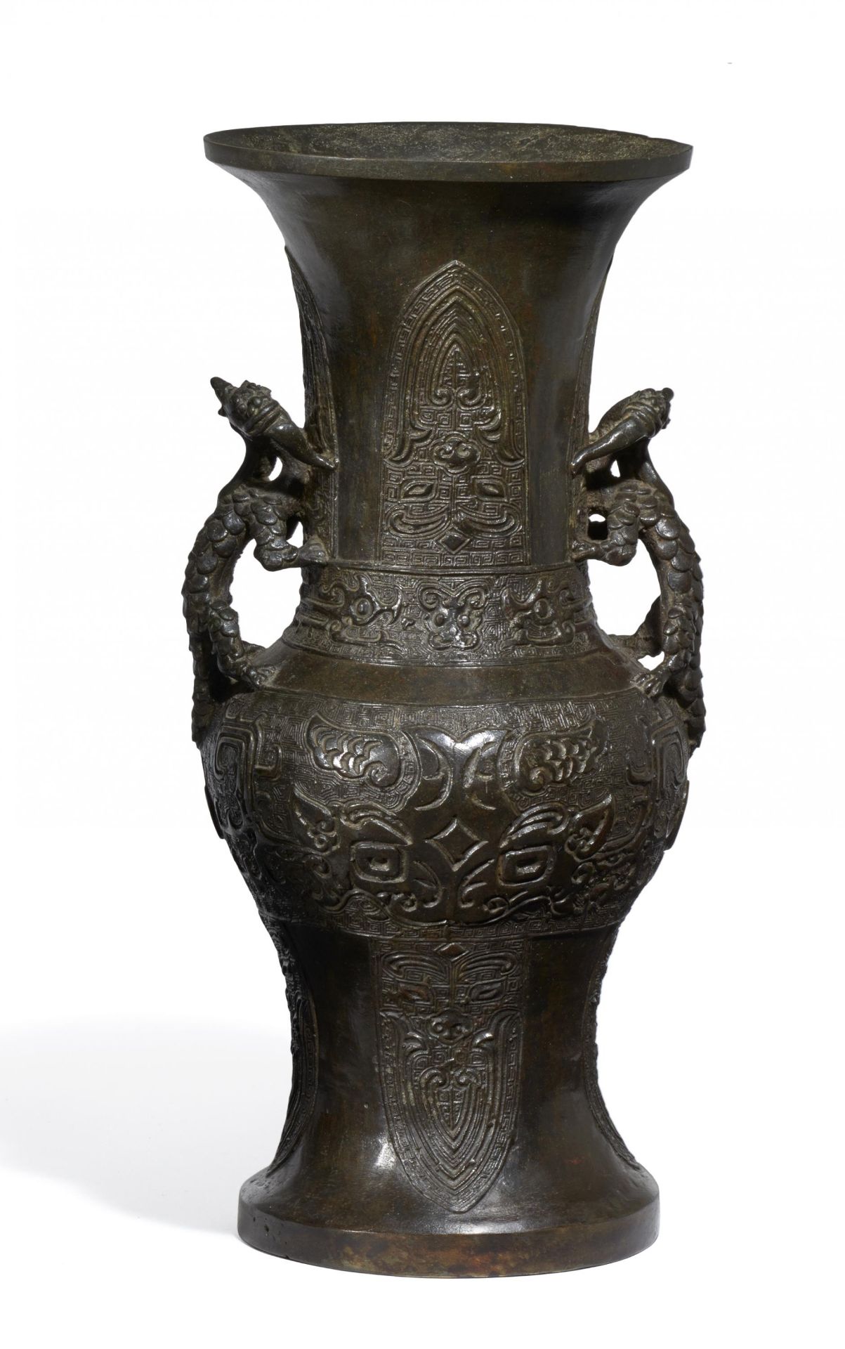 VASE MIT ZWEI DRACHEN. China. Qing-Dynastie. 18. Jh. Bronze mit dunkler Patina. In zun-Form mit