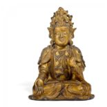 GROßE UND BEEINDRUCKENDE GUANYIN. China. 17. Jh. Bronze mit Feuervergoldung. Sitzend in dyanasana,