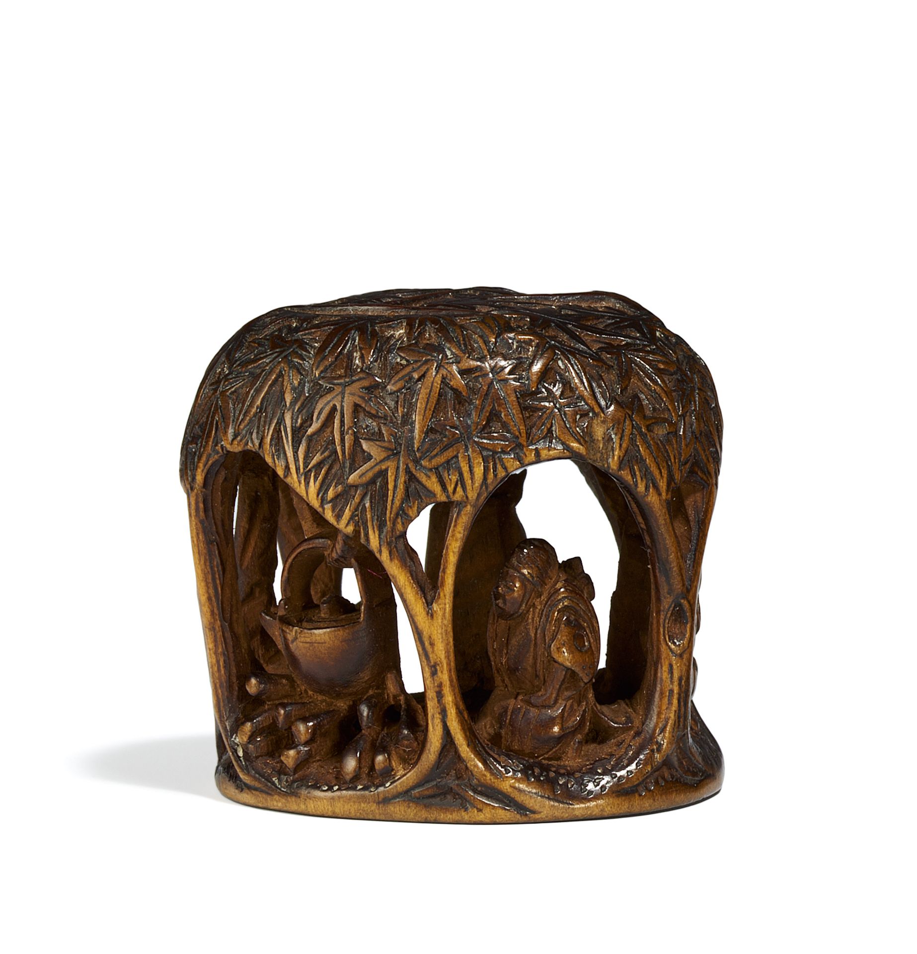 NETSUKE: DREI PERSONEN IM BAMBUSHAIN. Japan. 19. Jh. Holz, dunkel eingefärbt, detailiert geschnitzt.