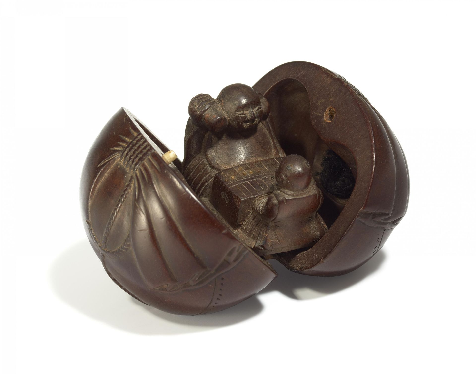 NETSUKE: SCHATZBEUTEL MIT SUGEROKU-SPIELERN. Japan. Edo-Zeit. 19. Jh. Hartholz (eventuell Kakiholz),