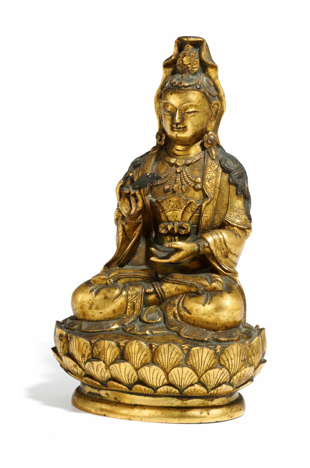 BEDEUTENDE FIGUR DER SITZENDEN GUANYIN. China. 17./18. Jh. Bronze mit Vergoldung mit fein gravierten