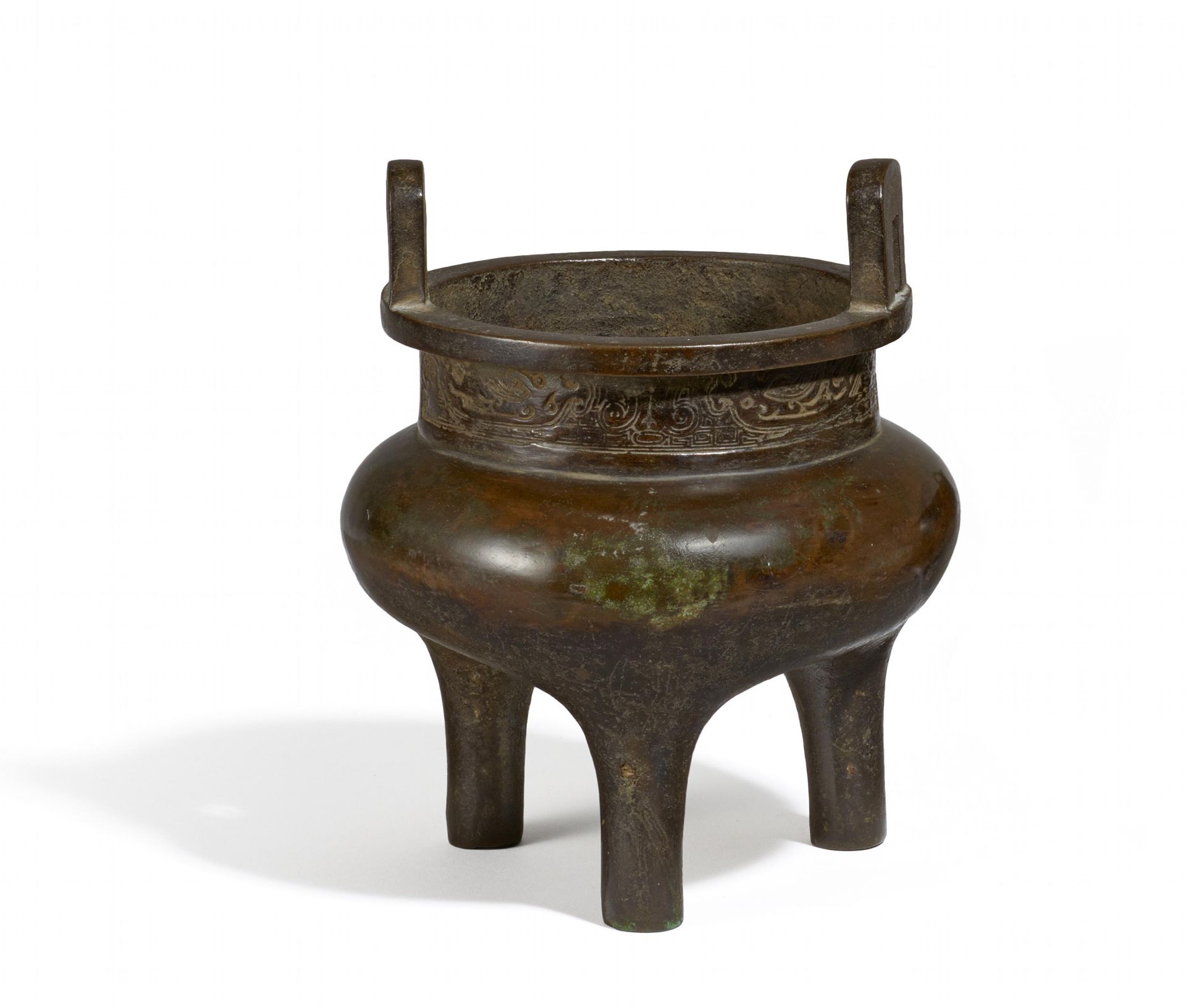 WEIHRAUCHBRENNER. China. Yuan-Dynastie (1279-1368). Bronze mit dunkler Patina. In Form eines ding