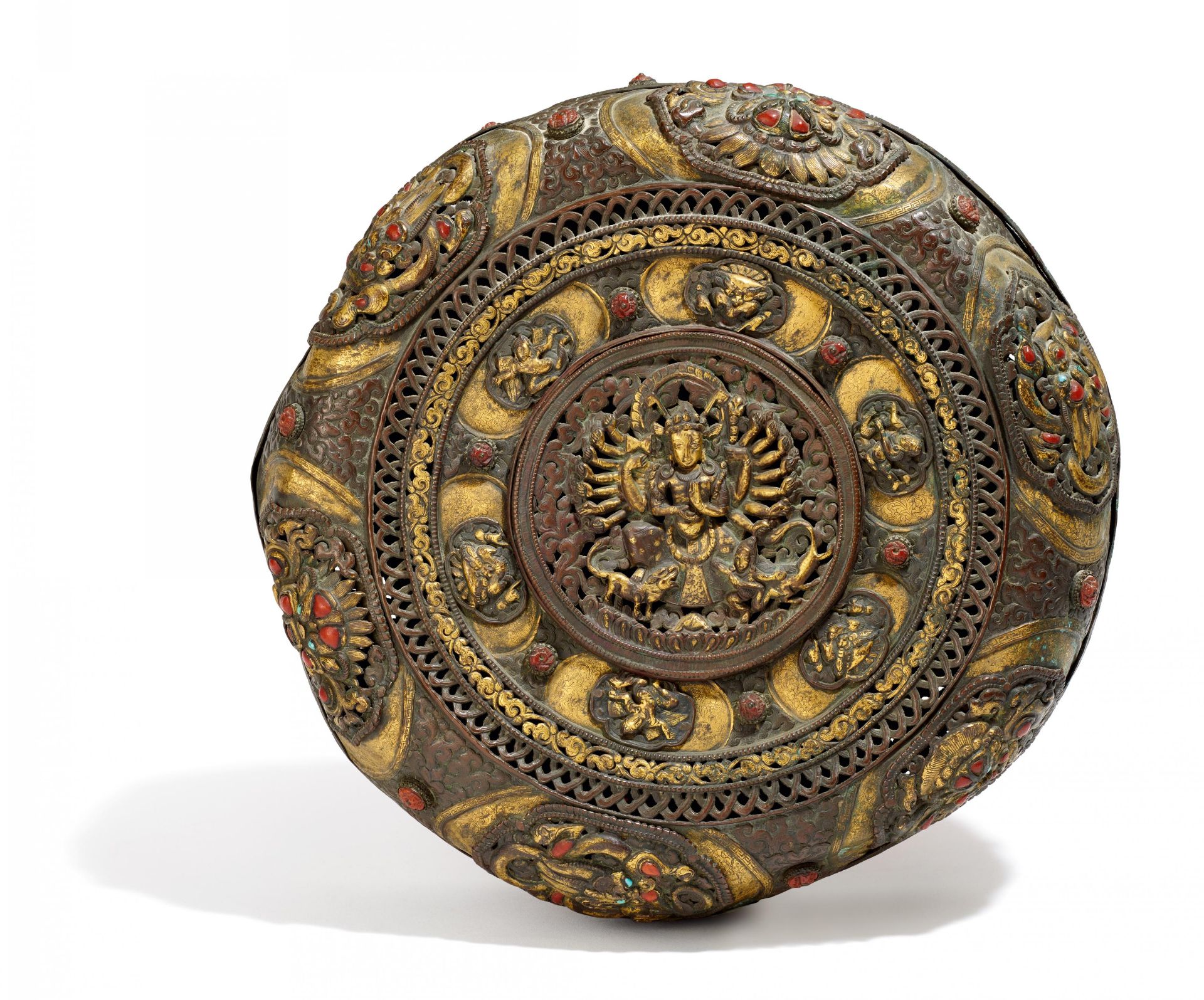 AUßERGEWÖHNLICHE UND GROßE RITUALDOSE FÜR REISOPFER. Tibet. 18./19. Jh. Kupferbronze in Repoussé mit