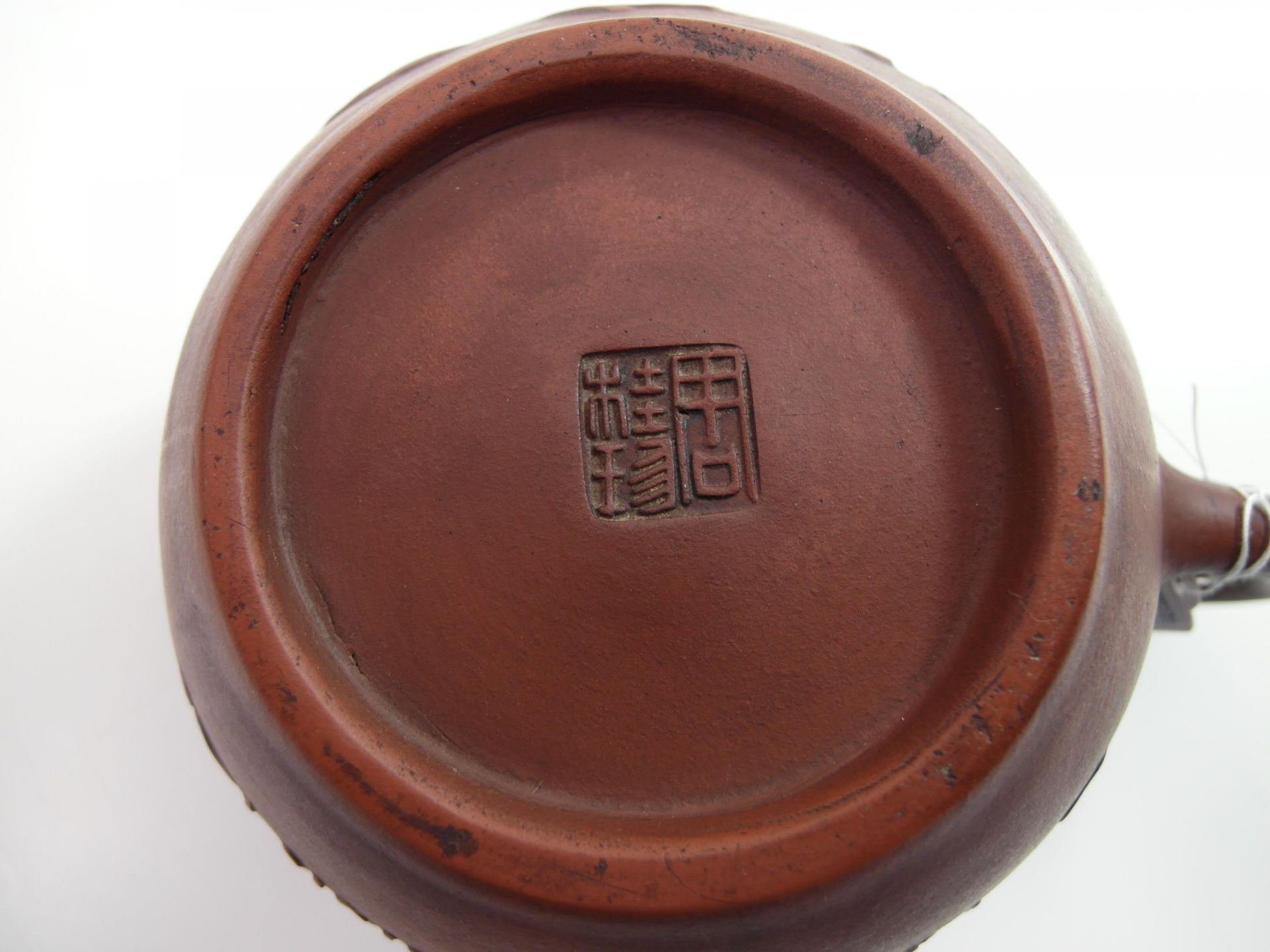 ZWEI ZISHA-TEEKANNEN. China. 20. Jh. Fein modelliertes Yixing-Steinzeug vom Typus zi sha. a) - Bild 5 aus 5