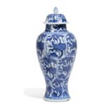 DECKELVASE. China. Qing-Dynastie. 18./19. Jh. Porzellan mit unterglasurblauer Bemalung. Elegante