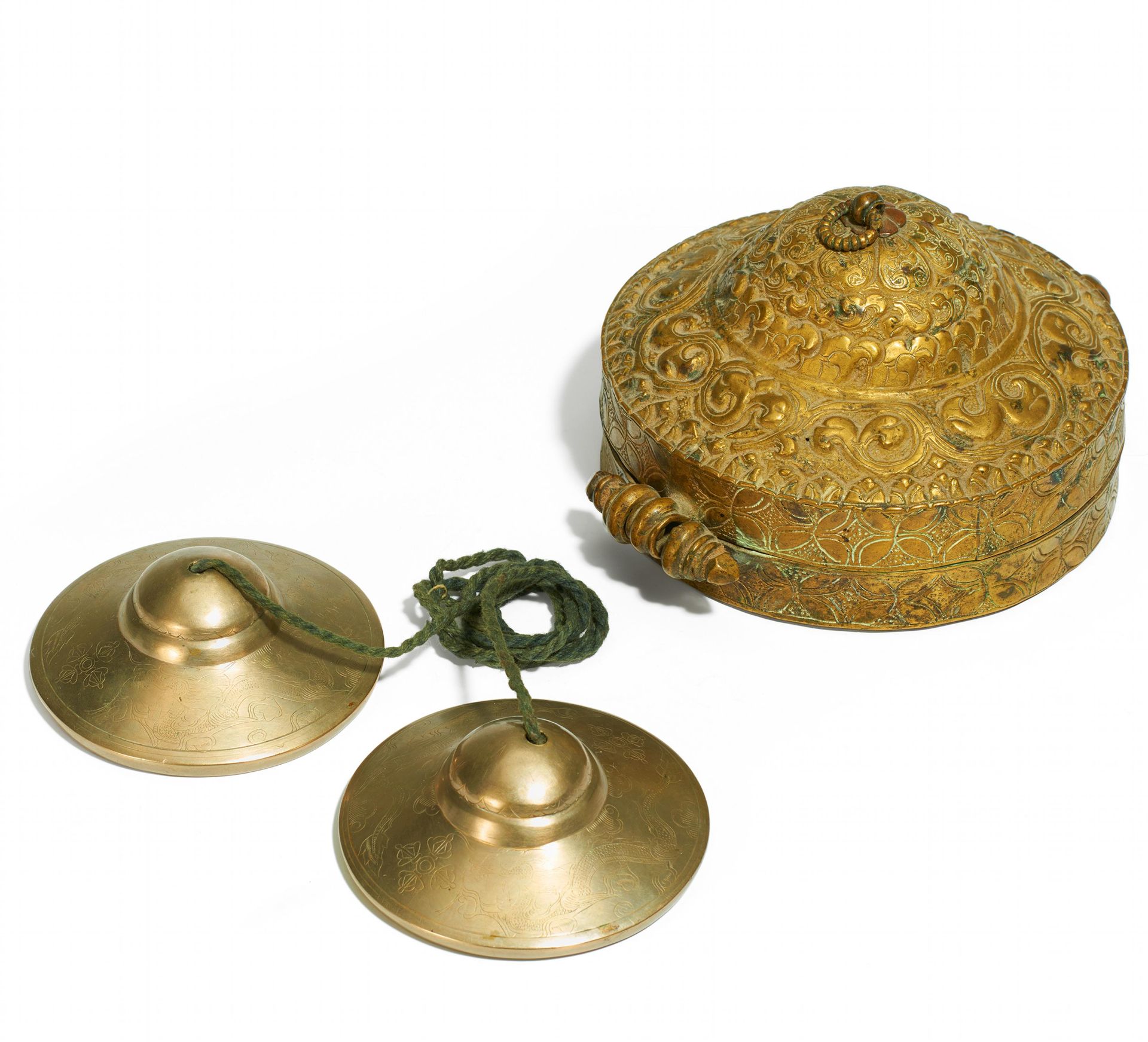 PAAR TINGSHA-ZIMBELN MIT AUFBEWAHRUNGSKASTEN. Tibet. Silberfarbene Bronze mit fein gravierten