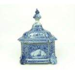 Delfts blauw/wit aardewerk tabakspot met decor van schepen en huizen in cartouches, omgeven door