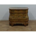 wortelnoten Louis XIV commode met gecontourneerde rand, gebogen front waarin 4 laden versierd met