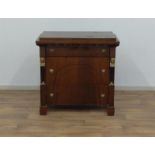 mahonie commode met 3 laden, geflankeerd door kariatiden en rustend op blokpoten, empire-stijl, 19e