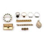 lot diverse juwelen bestaande uit onder andere 3 gouden broches, ronde gouden broche bezet met