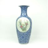 balustervormige Chinees porseleinen vaas met polychroom floraal decor om geven door blauw/wit