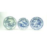 3 blauw/wit Chinees porseleinen borden met decor van landschap, figuren en bloemen, 18e eeuw, diam.