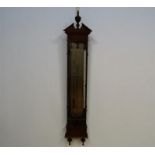 moderne wortelnoten bakbarometer met timpaanvormige kap in Louis XVI-stijl, h. 126 cm.