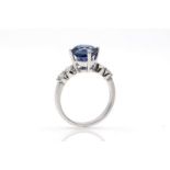 ring bezet met 1 blauwe saffier van circa 2.50 karaat en 4 briljanten van totaal circa 0.40 karaat,