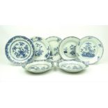 7 diverse blauw/wit Chinees porseleinen borden, Qianlong, 18e eeuw, diam. 22,5 cm (randschilfers en