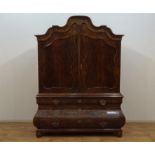 Hollands wortelnoten Louis XV kabinet met gecontourneerde kap, 2 deueren waarin verdiepte panelen,