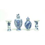 2 blauw/wit Chinees porseleinen dekselvaasjes en 2 bekervaasjes, Kangxi, circa 1700, h. 8 t/m 13 cm