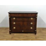 mahonie gefineerde empire commode met marmeren bovenblad, voorzien van 4 laden geflankeerd door