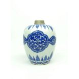 blauw/wit Chinees porseleinen vaas met florale motieven in cartouches, Kangxi, circa 1700, h. 16 cm