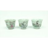 3 Chinees porseleinen kopjes met polychroom decor van dame bij boom, 18e/19e eeuw, h. 4 cm (1 x A,