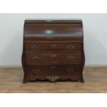 Hollands mahonie Louis XV bureau met cilindervormige klep, gebogen front waarin 3 laden en versierd