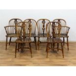 set van 6 Engelse windsor stoelen waarvan 2 met armleggers, met gespijlde rug en rustend op