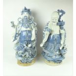 2 moderne Chinees porseleinen sculpturen met voorstelling van keizer en onsterfelijke, h. 79