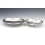 2 diverse ronde zilveren schalen afgezet met kabelrand, jaren '50, diameters 29 en 22 cm., gewicht