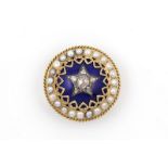 18 krt. gouden broche bezet met blauw emaille, parel en in de ster roosgeslepen diamanten, gewicht