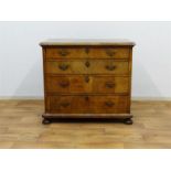 noten barok commode met 4 laden ingelegd met satijnhouten bies en versierd met bronzen grepen en