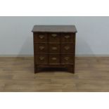 orgelgebogen eiken commode met 3 laden, versierd met bronzen grepen,18e eeuw, h. 69, br. 69, d, 49