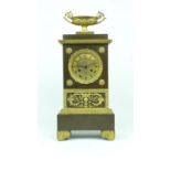 Franse gepatineerde en verguld bronzen empire pendule bekroond door vaasornament, 1e helft 19e