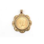 gouden tientje, anno 1917, in gouden monuur, vermaakt tot hanger, 34 mm., gewicht: 11.3 gram