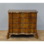 wortelnoten gefineerde orgelgebogen Louis XV commode met gecontourneerde rand en orgelgebogen