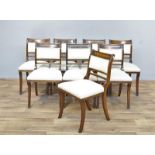 set van 8 Engelse noten stoelen met rechte rug, rustend op gebogen poten versierd met cannelures -