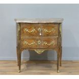 Franse rozenhouten Louis XV commode met marmeren bovenblad, gebogen front waarin 2 laden en