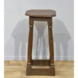 hoge Engelse eiken stool rustend op gedraaide poten verbonden door een regel, 18e eeuw, h. 67 cm.