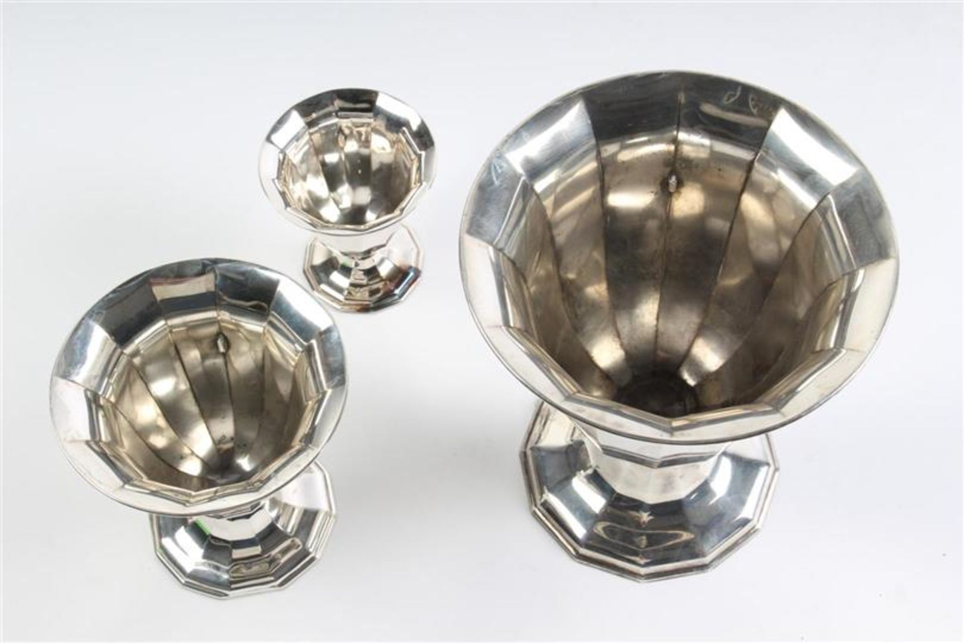 Set van drie zilveren vazen met verzwaarde voet, Hollands gekeurd. HxB: 9 x 7.5 en 12 x 10.5 en 17.5 - Bild 3 aus 4