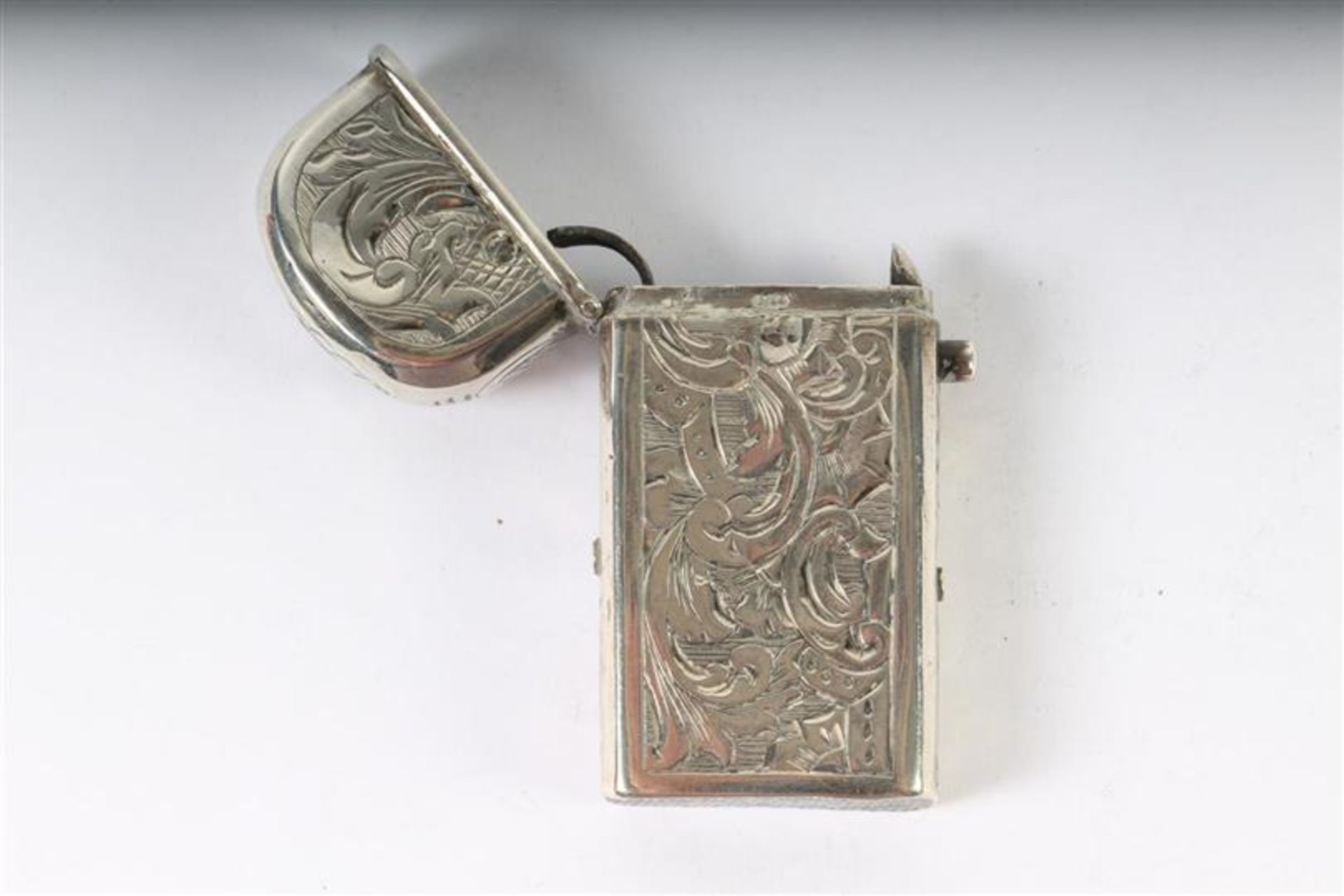 Zilveren snuifdoos, lichtgebogen model en een tondeldoosje, Hollands gekeurd. H: 6 en 8 cm. - Bild 8 aus 11