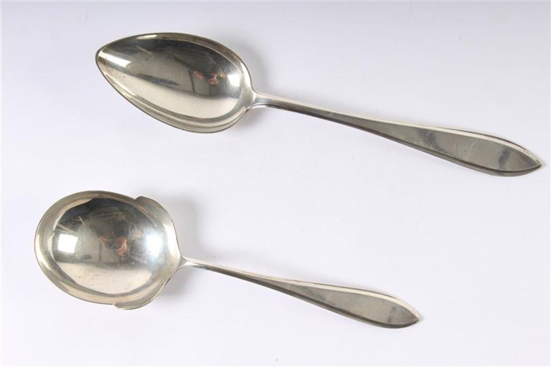 Set van twee zilveren dienlepels, Hollands gekeurd. Gewicht: 182 g.