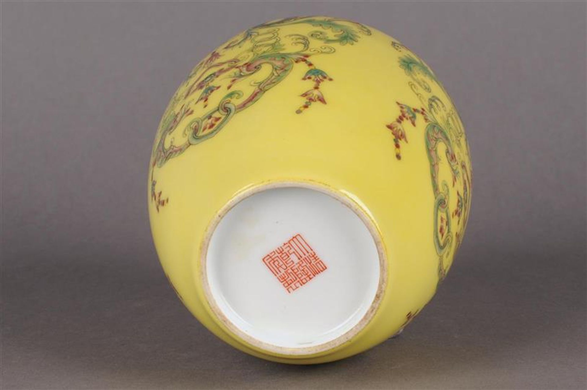 Polychroom porseleinen vaas met decor van bloemen en guirlandes, gemerkt met zegelmerk, China 20e - Bild 3 aus 6