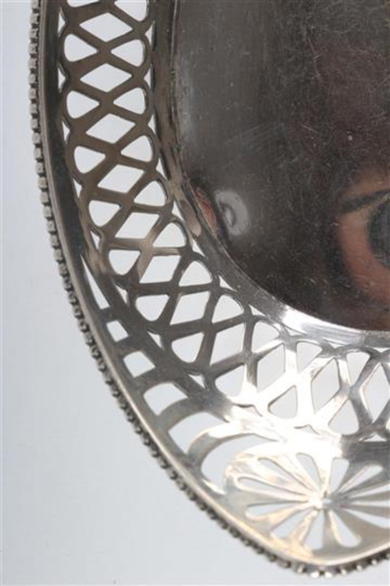 Zilveren hengselmandje en een zilveren bonbonmandje met onderbroken parelrand. Gewicht: 200 g. - Image 5 of 5