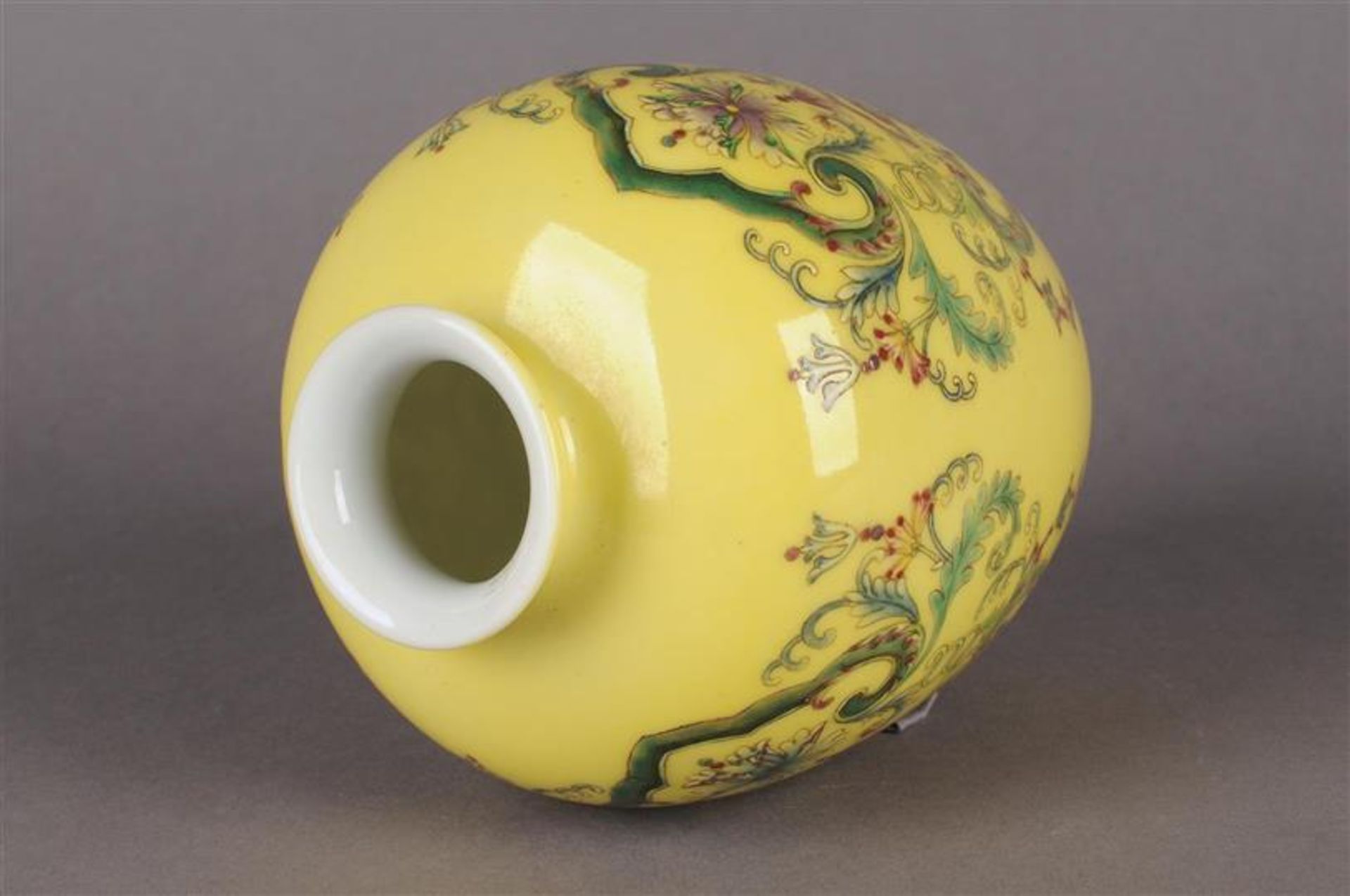 Polychroom porseleinen vaas met decor van bloemen en guirlandes, gemerkt met zegelmerk, China 20e - Bild 4 aus 6