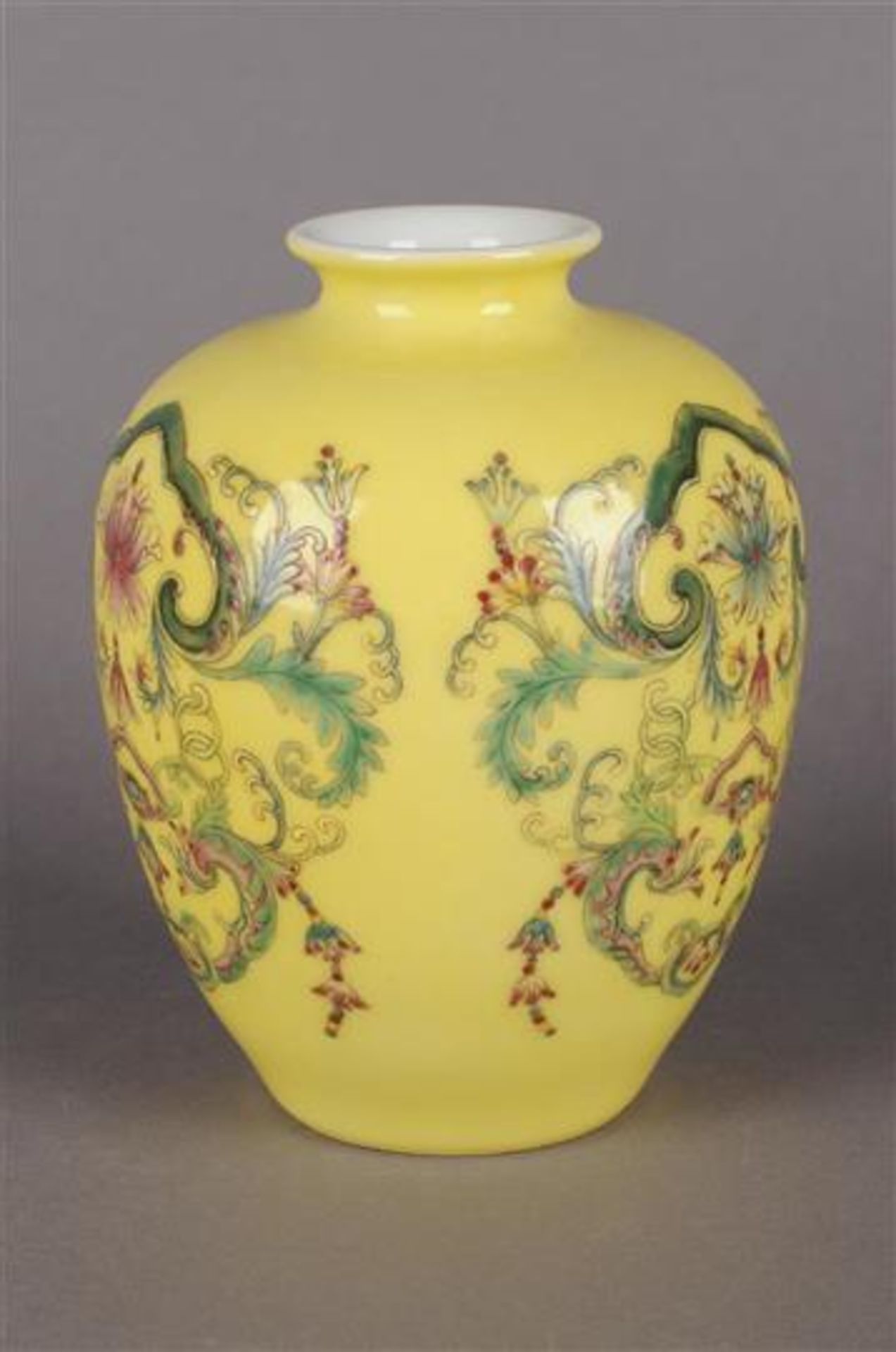 Polychroom porseleinen vaas met decor van bloemen en guirlandes, gemerkt met zegelmerk, China 20e - Bild 6 aus 6