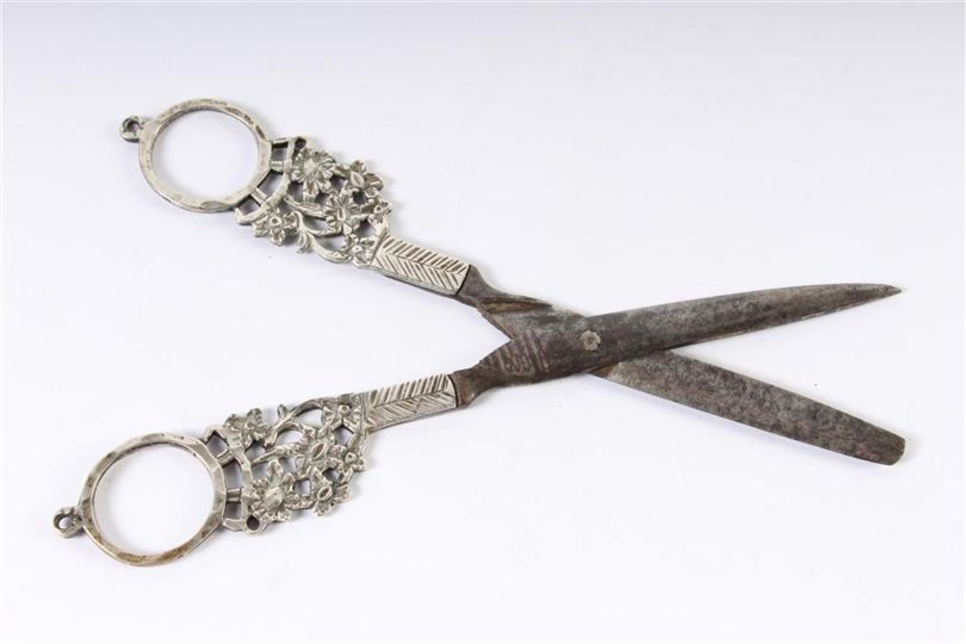 Zilveren schaar met ogen voor aan een chatelaine, Hollands gekeurd. L: 16 cm.